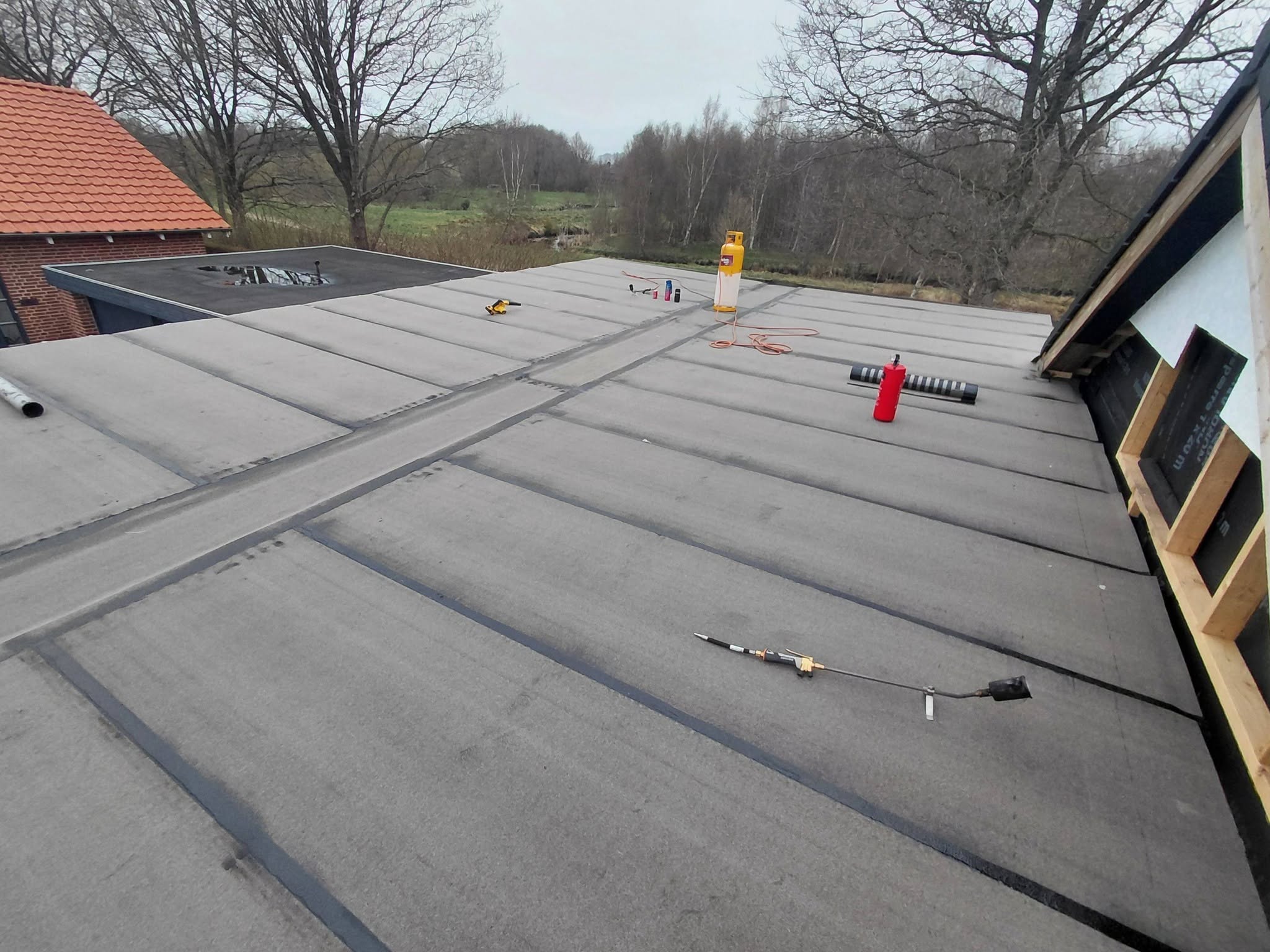 Træterrasse under opbygning ved nybygget hus